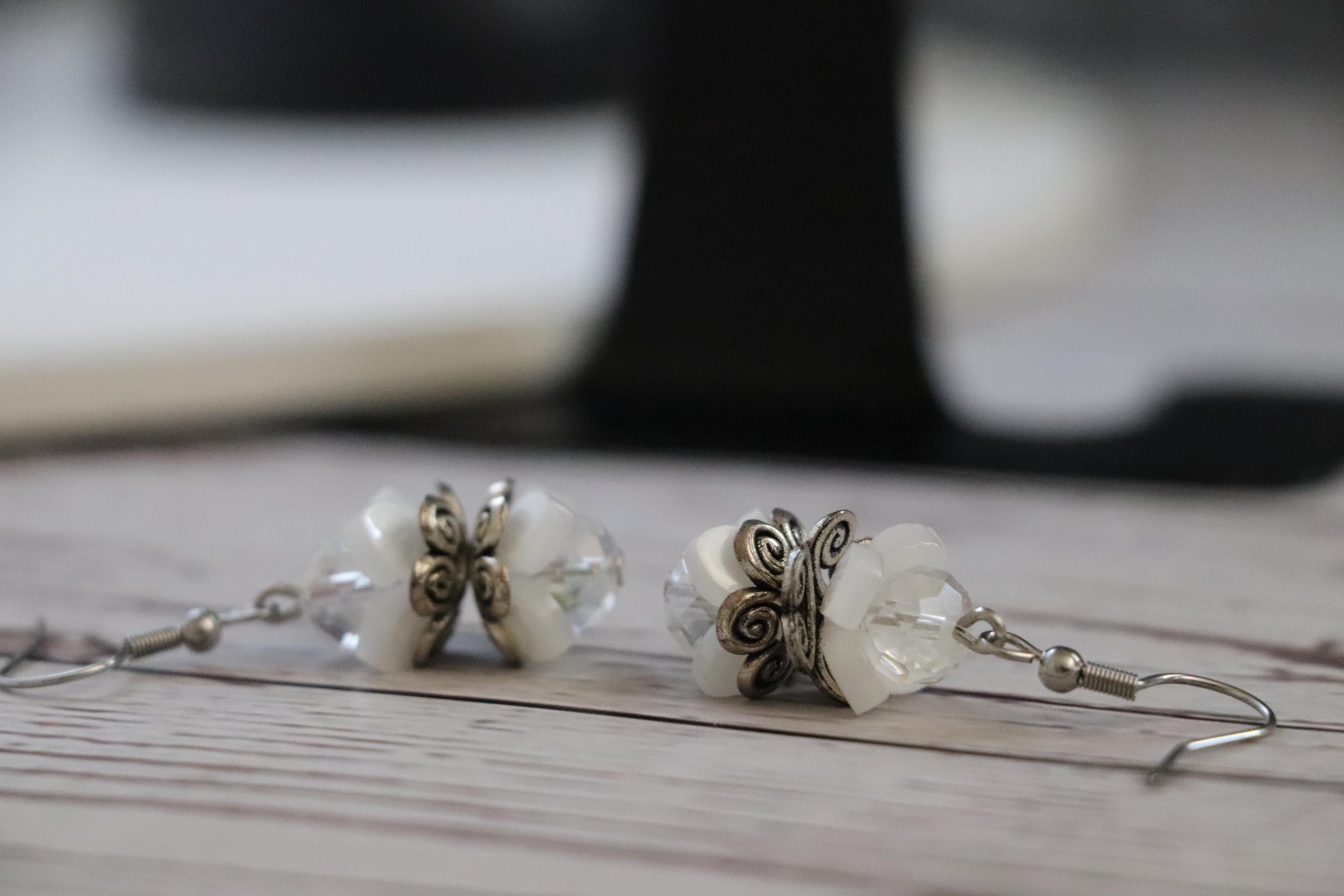 Clear&White Dangle Earrings