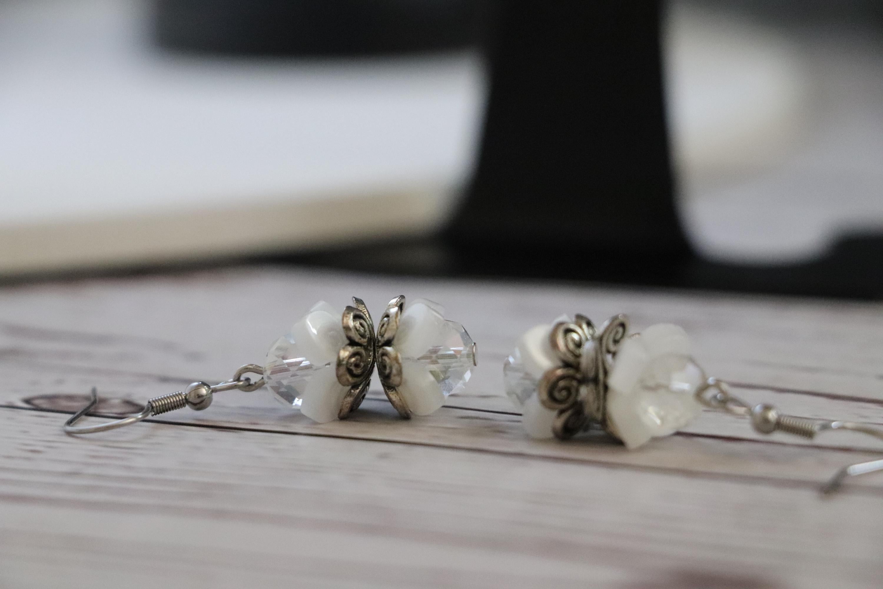 Clear&White Dangle Earrings